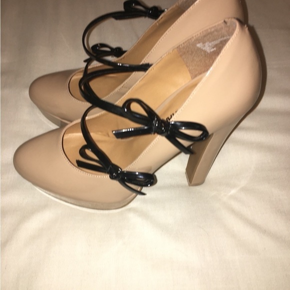 Cosmopolitan Maryjane Style Platform Patent Heels Tan w/ Black Bow Straps Sz 8.5 - Picture 4 of 5